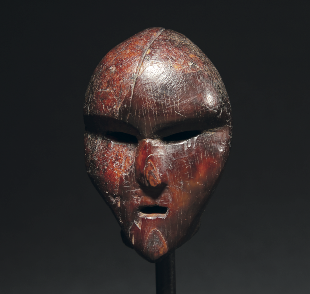 tête sculptée, Old Bering Sea, Alaska © Galerie Flak